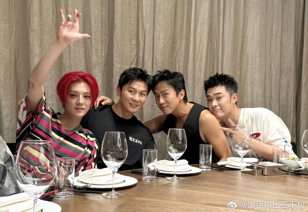 李晨鹿晗这是什么居心叵测的人发出来找茬的吧,邓超和陈赫是演唱会的嘉宾所以发了三