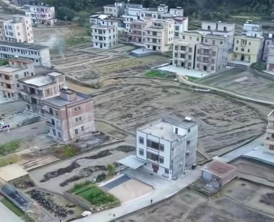 别再误以为祖传宅基地，可以直接一代代继承了。很多农村家庭都踩过这个大坑，等到老