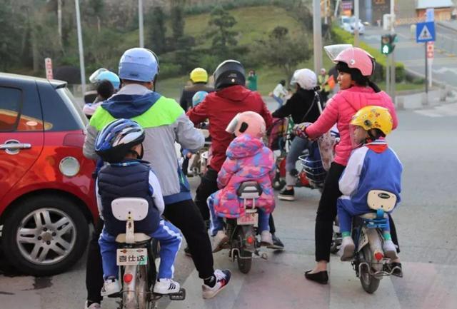 用电动车接孩子丢人吗?这要看对谁来说。电动车接送孩子，对于家长来说，肯定是不会