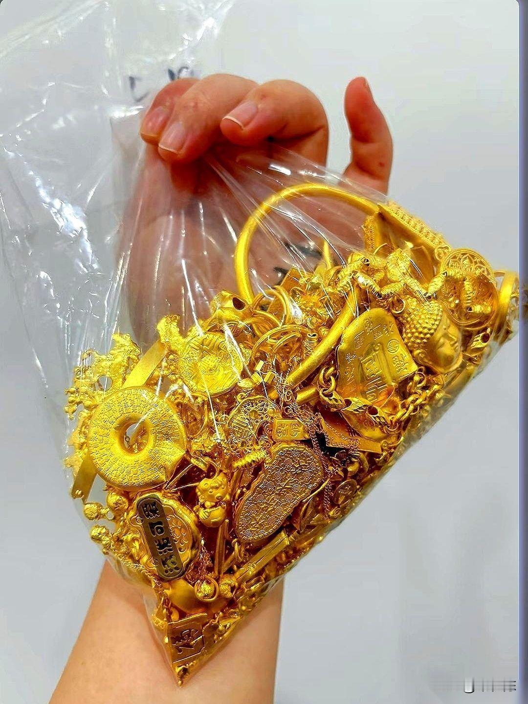 我舅收了20年黄金，就跟我说了一句话。他说，这玩意儿，越是有人喊“天要塌了”，