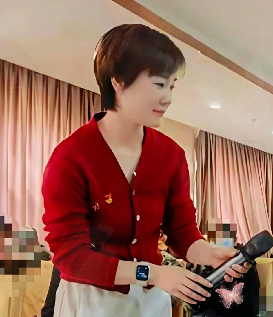 这是祖副院长的妻子，一头利落的短发，颜值不输曾主任