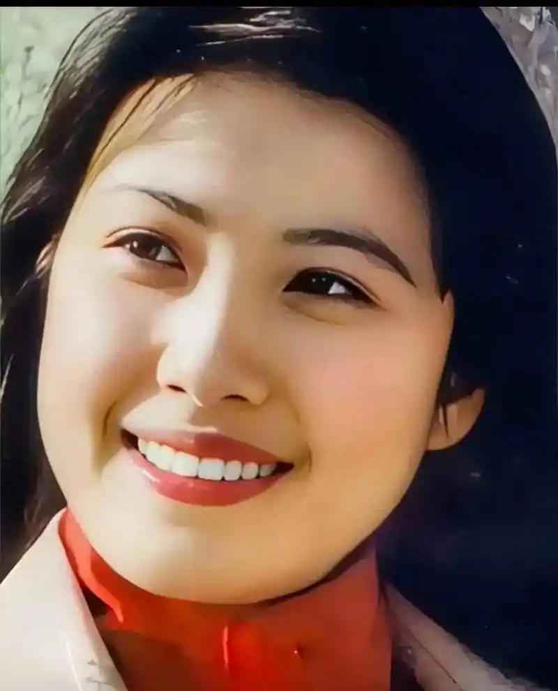她51岁生下一对龙凤胎。医生说她身体允许。当年她嫁导演汪俊，汪俊说不要孩子。