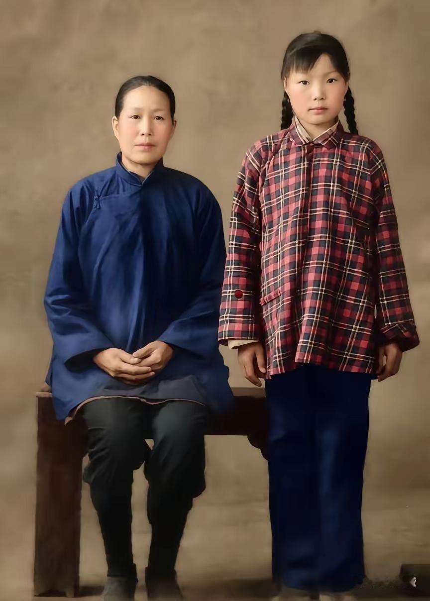 这张照片是我山东临沂老家的姥姥在我姥爷1960年去世后，跟我13岁的六姨于196
