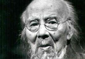 1953年，有人花2块钱向齐白石求画，齐白石只画了2片咸鸭蛋，对方陪着笑脸说：“