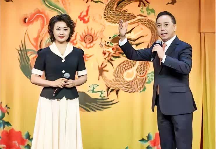 李胜素的两段感情和绯闻如下一、她的第一任男友是位京剧鼓师，两人因合作京剧相识