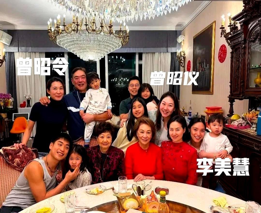 何超琼坐在干女儿家的C位，孩子的亲妈，却只能靠边站。曾家老奶奶稳坐正中，何