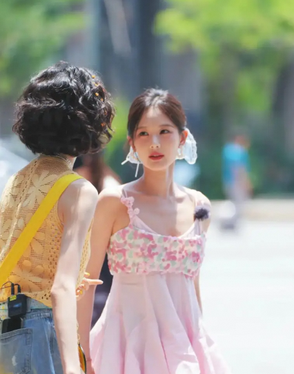 李一桐新综艺路透粉色吊带上衣搭配蓝色发带超甜美