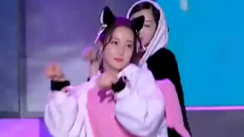 迪丽热巴跳小鸡哔哔, 唱歌的竟然是冯提莫, 这组