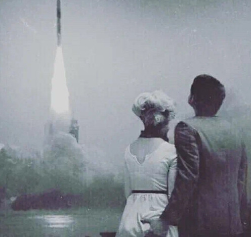 1968年，一对夫妇在现场观看阿波罗8号宇宙飞船发射，男人的手放置在了恰当