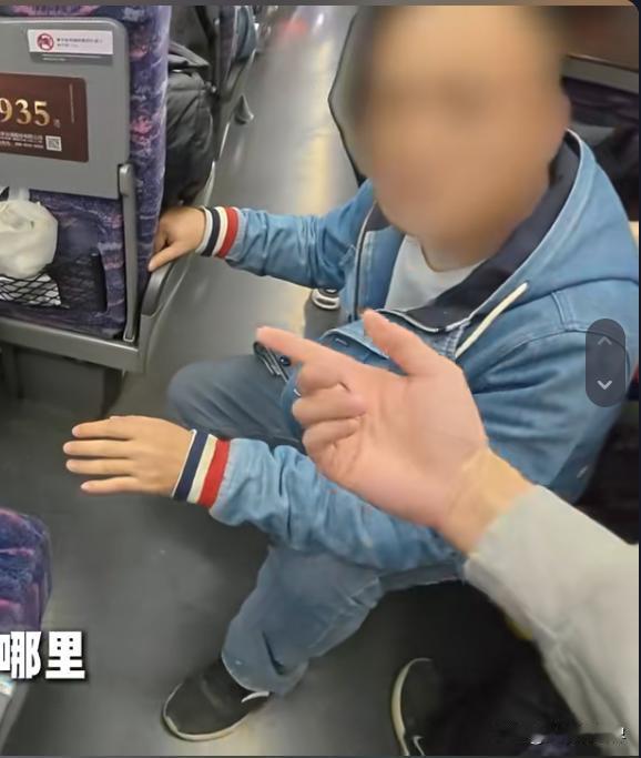“这个乘客火了！”广西贵港，一乘客见旁边大哥蹲在座位旁，本以为只是无座，站着有点