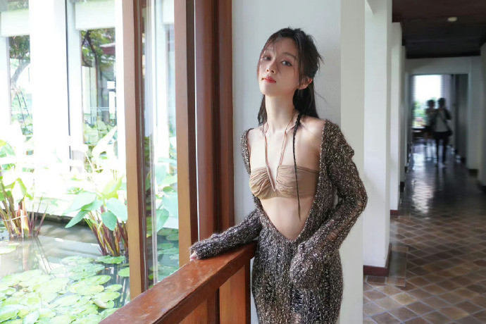 吴宣仪是不是把衣服穿反了？