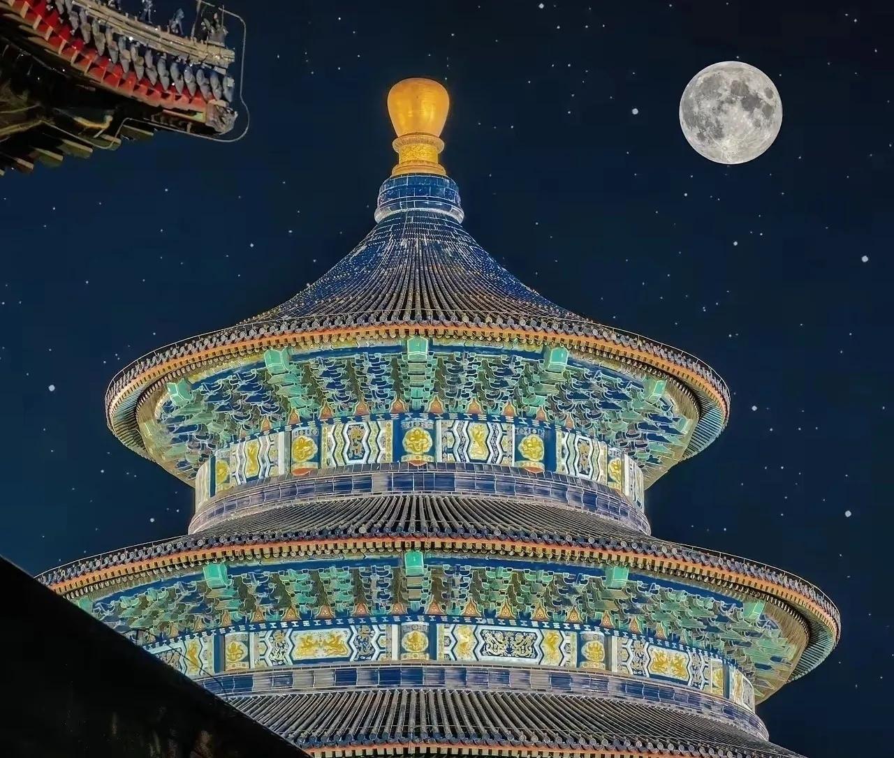 北京天坛祈年殿亮新灯。