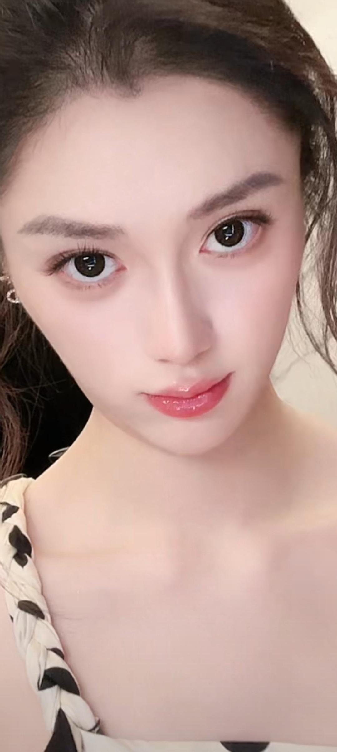 这位小姐姐妆容精致，气质优雅。