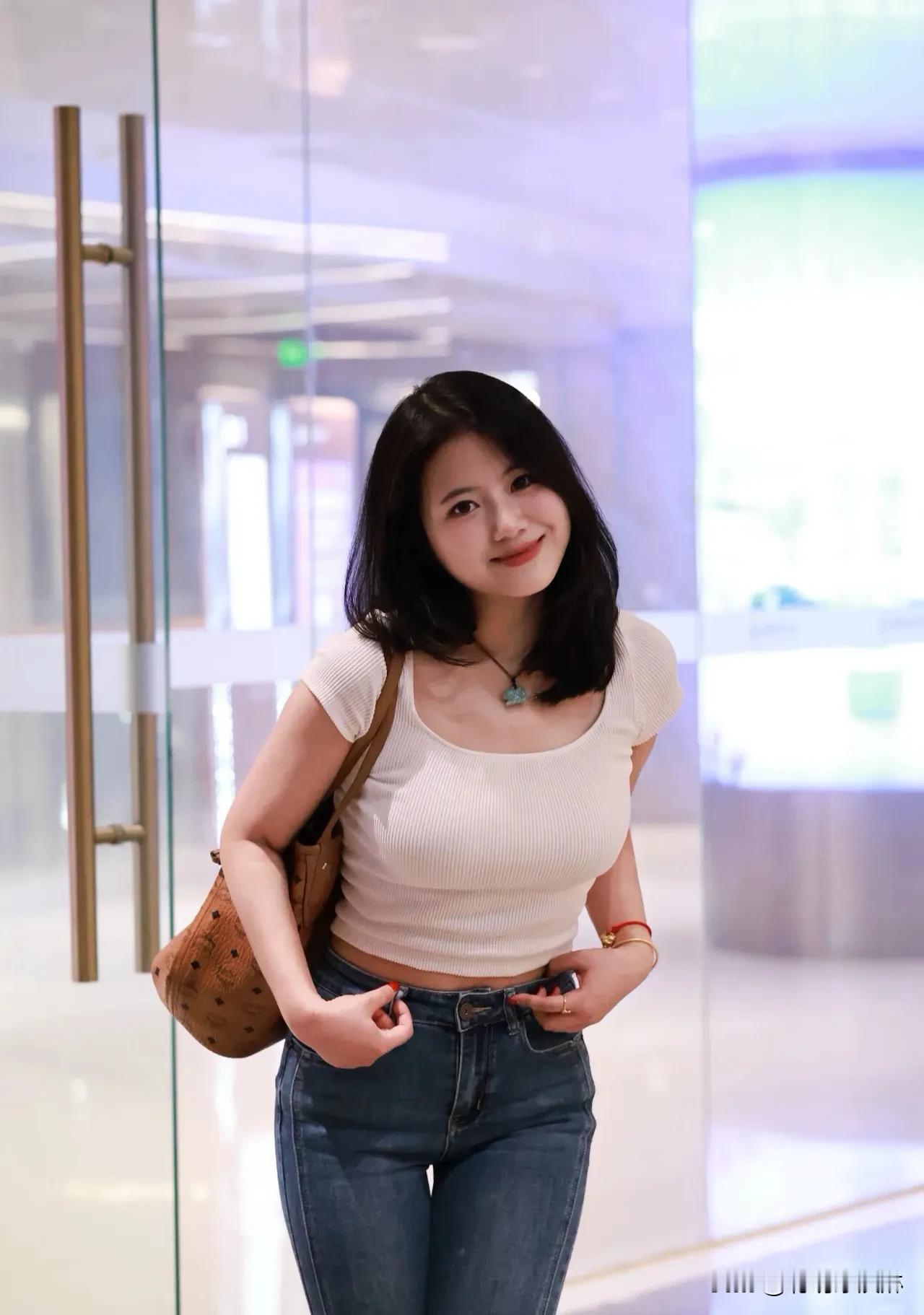 气质是藏在细节里的温柔，举手投足皆是风景。一杯咖啡，一本书，静享午后时光。淡