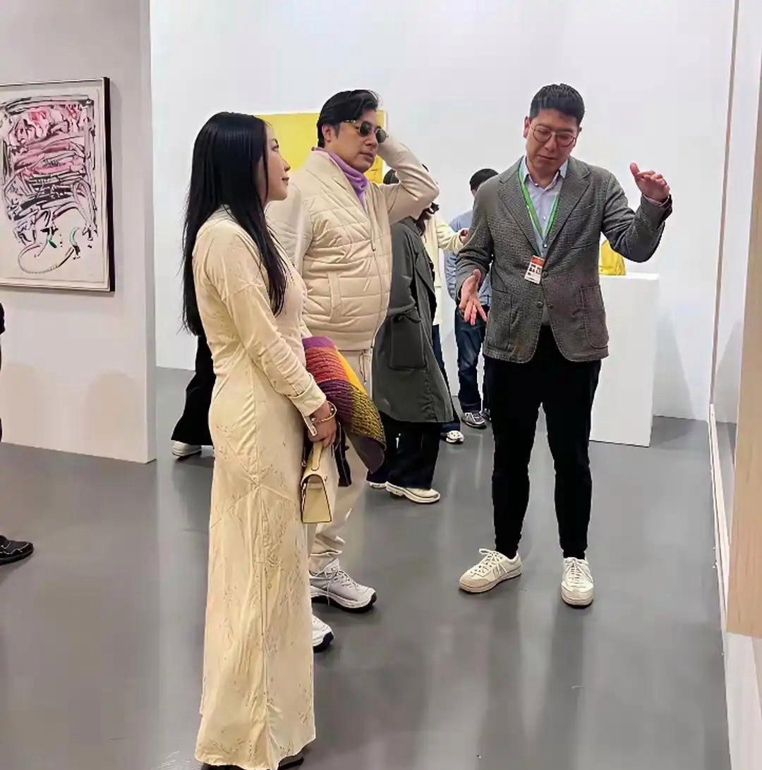 王岳伦带着新女友穿着情侣装参加某参展商邀请会，女友长发飘飘，身材高挑，但是颜值真