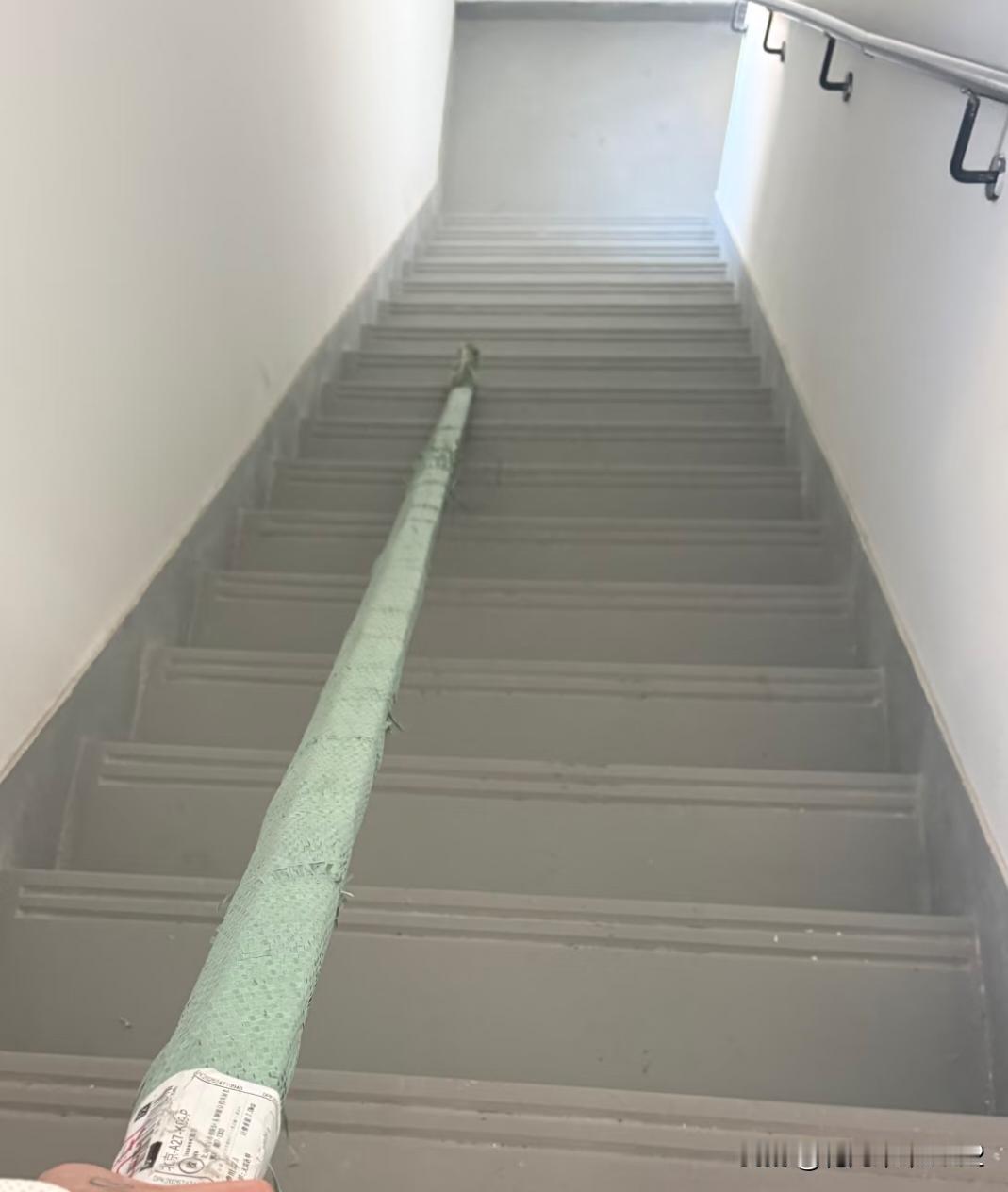 装修第一个坑出现了全屋无主灯，灯带的型材超过3米长就上不了电梯。德邦走步梯一