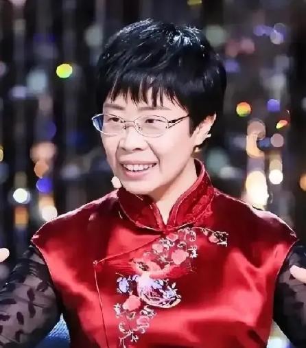 你敢信吗？前阵子还在诗词大会上温温柔柔讲唐诗宋词的蒙曼，就因为聊了几句清朝，直接