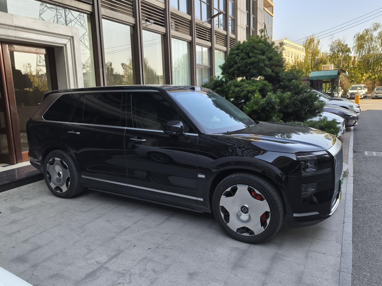 杭州湾库里南，凭借无敌配置，成功爆款了。11月份，极氪9X卖了8121辆，力