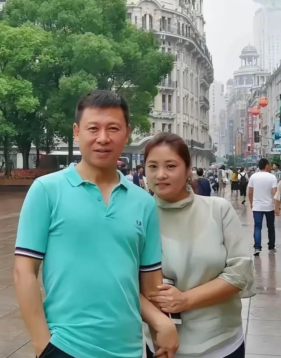 这个穿绿色T恤的男演员第一眼看上去好眼熟，但是总想不起他的名字，他演过很多角色，