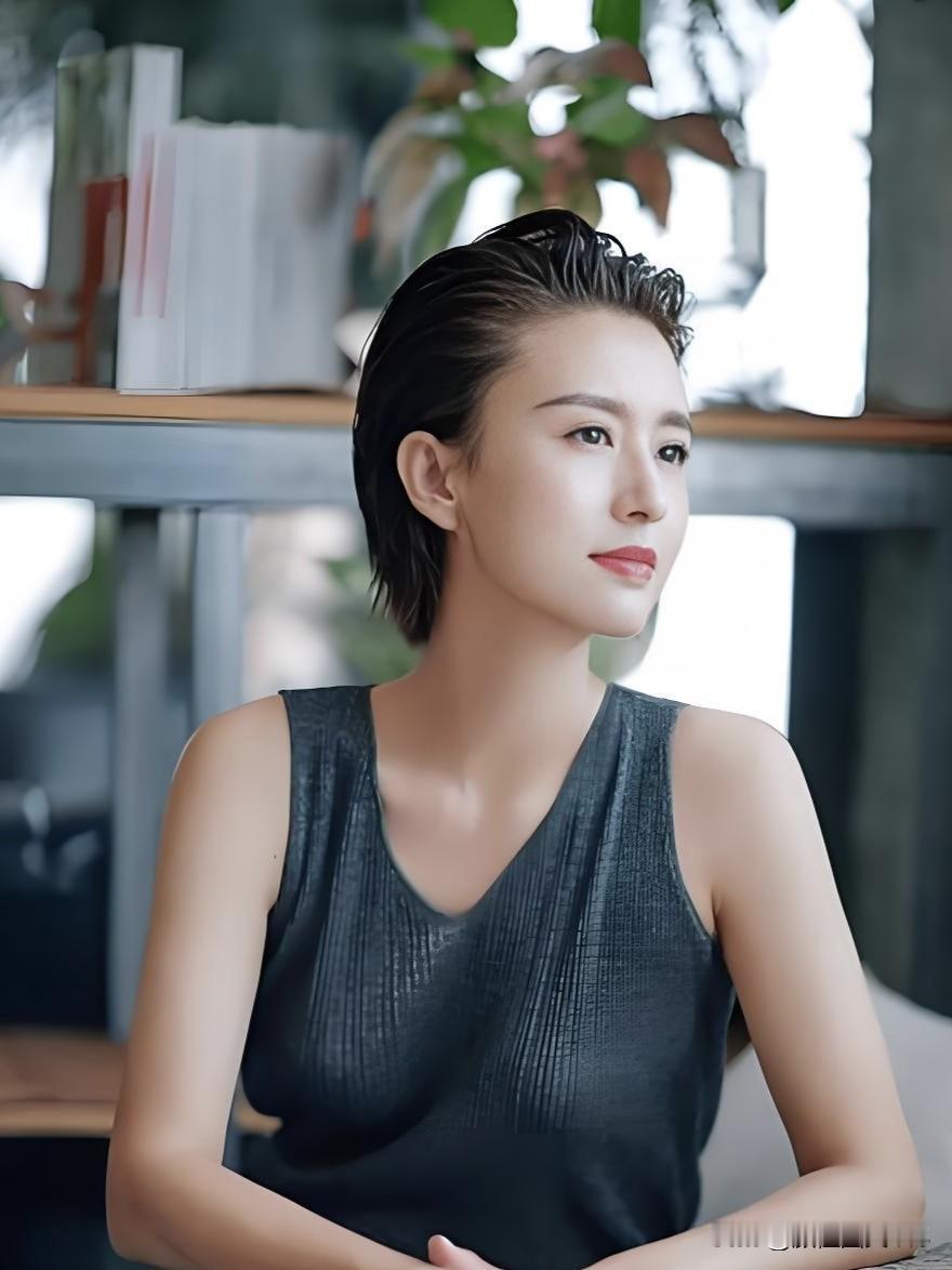 张蕾，央视知性女神，优雅从容主持风格，一袭长裙惊艳荧屏，温柔笑容治愈万千观众。是