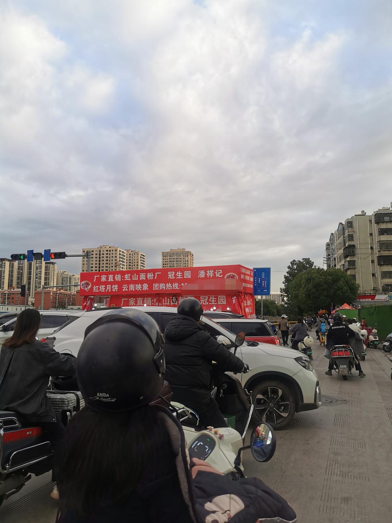 云南十九怪，十五的月亮十六圆，十六的月饼一块钱！扎心啦，老铁们，我十五天前买的