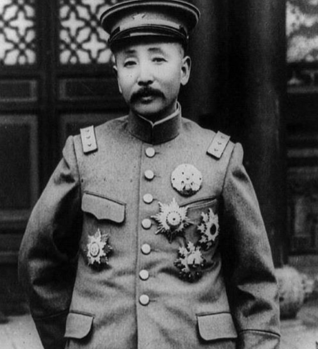 1891年，16岁的张作霖落难乞讨，却被孙寡妇看上，孙寡妇解开衣扣，掏出一块腰牌