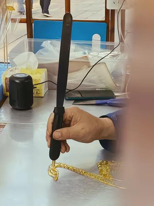 我妈脖子上挂了18年的金项链，当年是实打实花7000块从商场金柜捧回来的。昨天她
