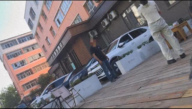 伊犁酒店向睡私家车游客收过夜费，这笔150元收费最终被全额退还还额外赔付千元