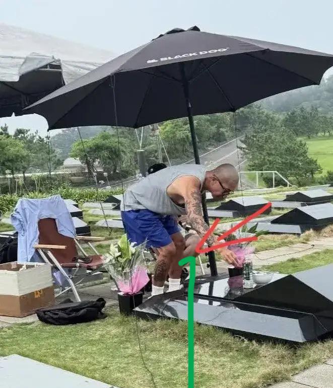 具俊晔版“梁山伯与祝英台”露馅了！原来啊，具俊晔并非是在给大S守墓，而是跟朋