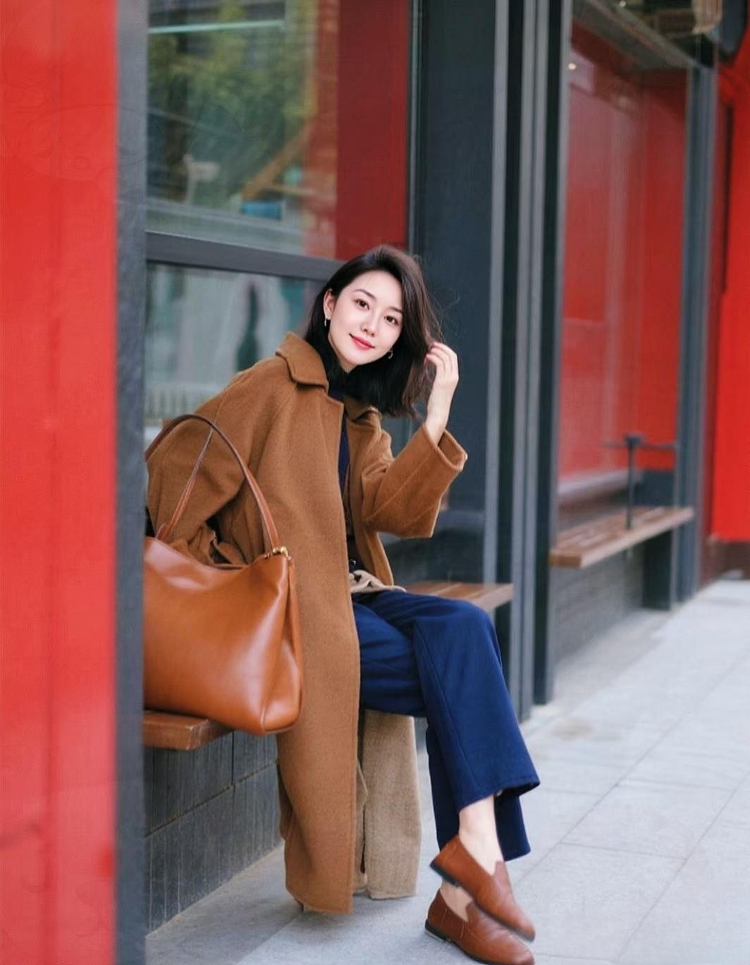 什么样的女人算自然美淡淡的妆容，简洁款式的服装，给人一种优雅温婉的自然美。