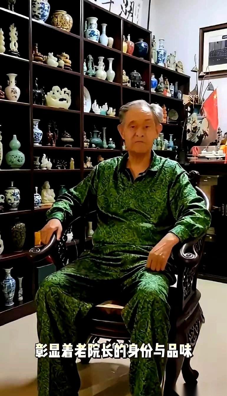 南京博物院，前院长，家里。照片就这么流出来了，一屋子古董，琳琅满目，就那么……