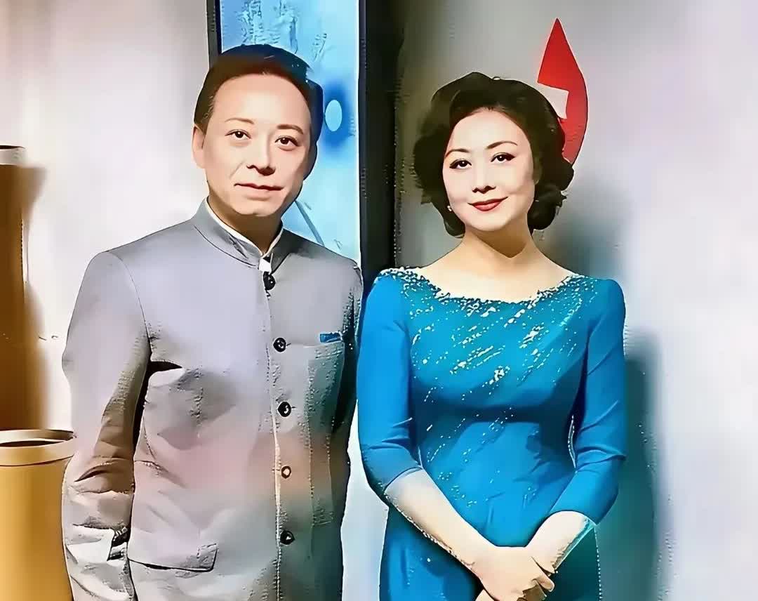 63岁京剧表演艺术家于魁智和59岁李胜素同框留影，二人感觉太相配了。镜头下的于魁
