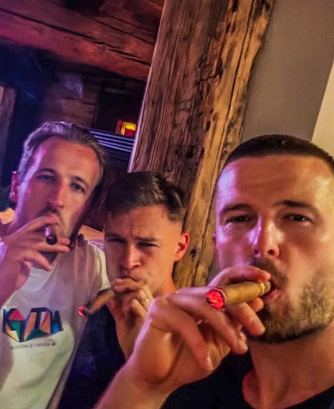 🚬🏆凯恩、基米希和戴尔！还真是首次夺冠，凯恩看起来甚至不知道怎么拿雪茄[捂脸