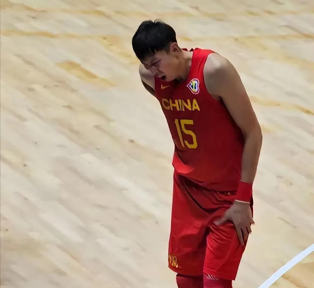 周琦的突然伤退给主帅郭士强带来一个非常繁琐的选择题，要不要召回刚刚赴美渐入佳境的