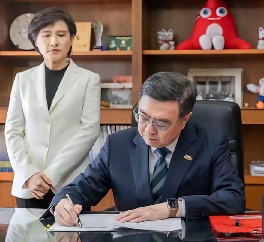 黄国昌硬刚赖清德！民众党主席黄国昌愤怒的表示，立法机构工作有何意义？立法机构可