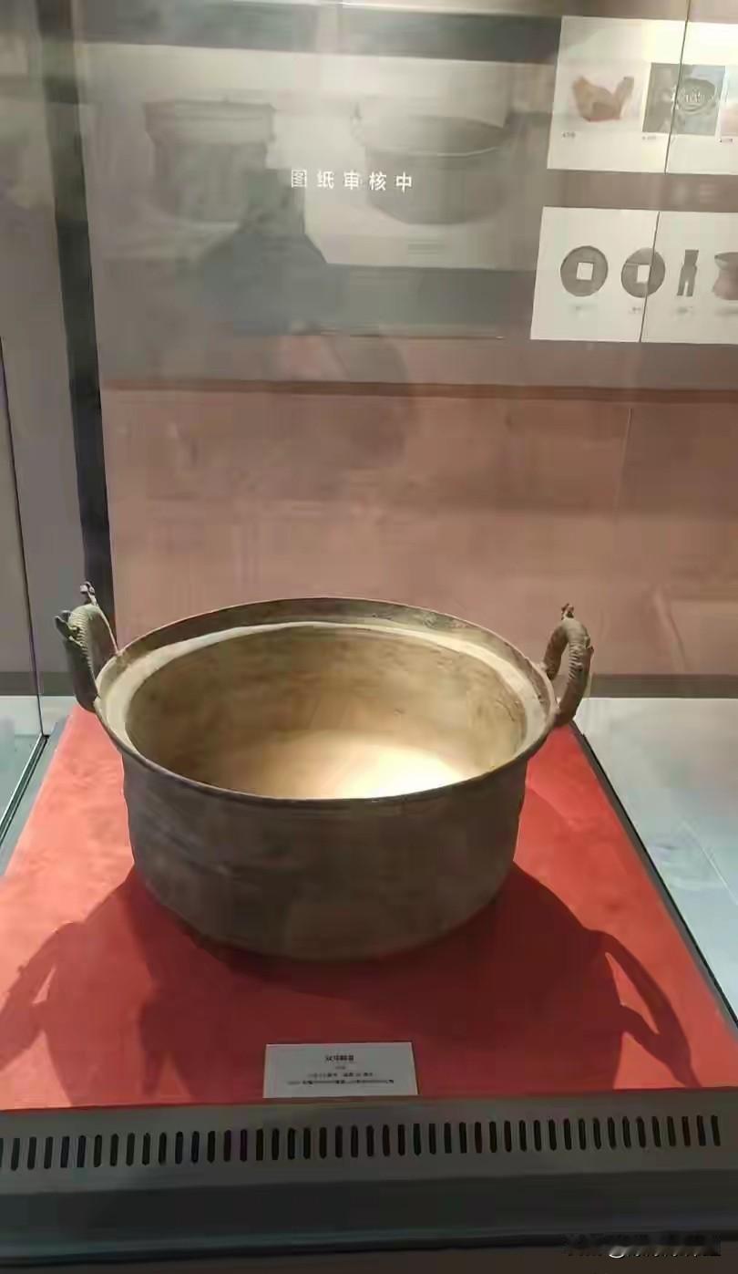 有时候看着新闻真觉得魔幻，好好的招牌，说砸就砸了。看看那个南博院，一下子把文