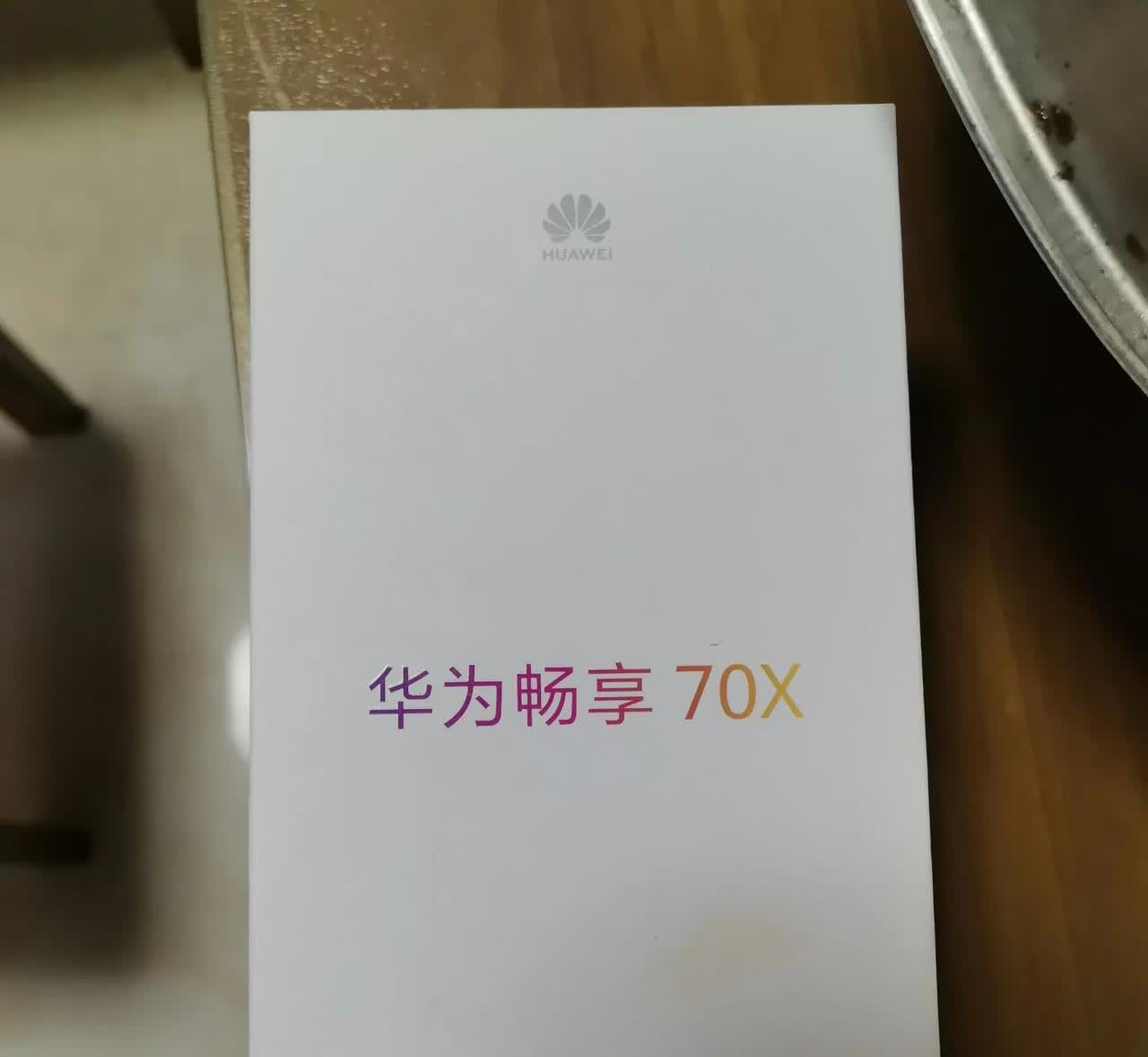 华为畅享70X手机堪称是我买过的最糟的手机。接听电话时信号不佳，并且当手机W