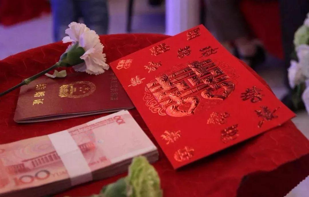 高额彩礼的问题在全国愈演愈烈，已经成了年轻人婚恋必须面对的严重障碍，国家也一直在