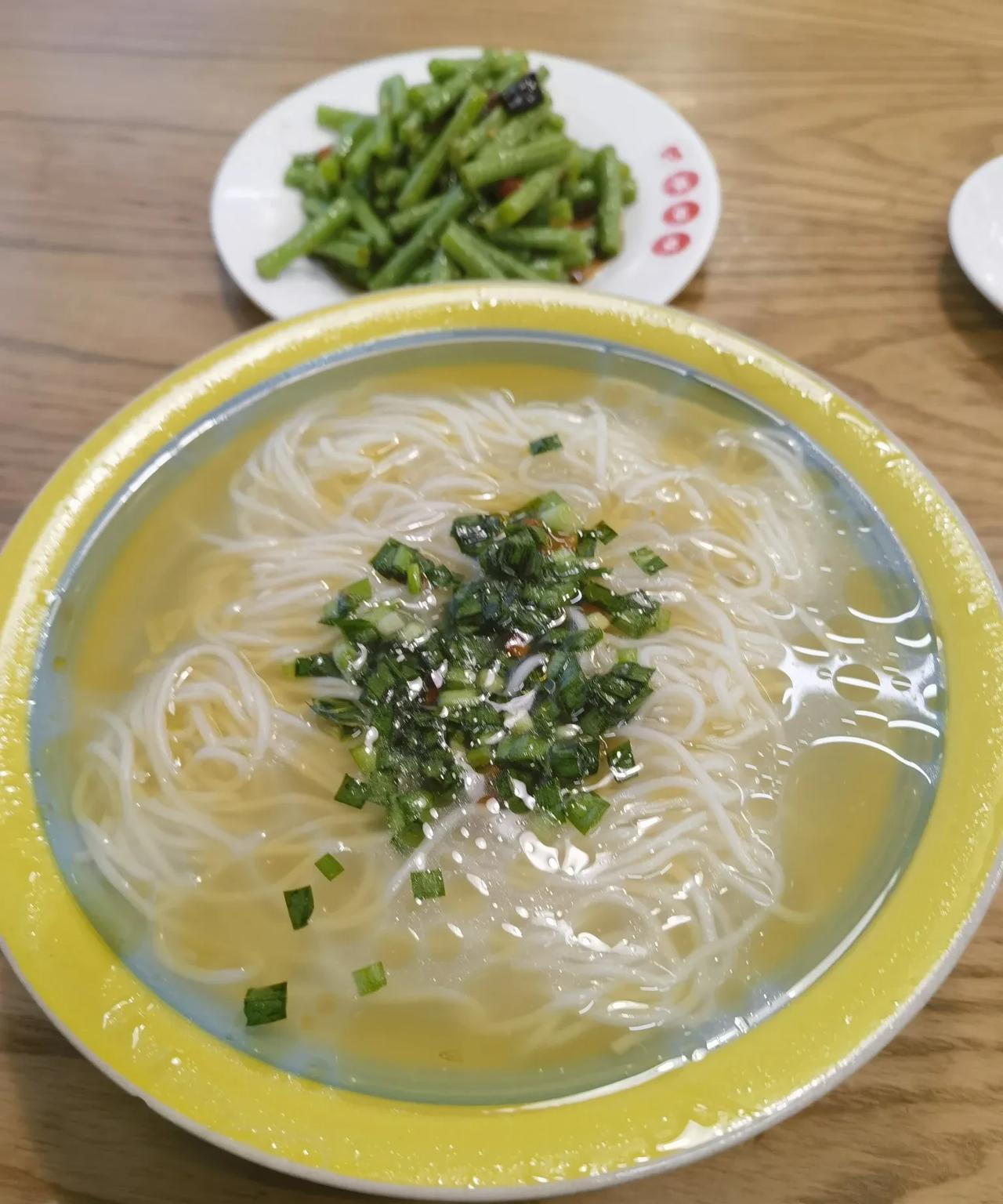 也有网友留言说，买了一碗牛肉面，还没吃。让人端走吃了。完了给了一碗面汤。结果是天
