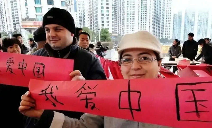 许多老外坐飞机到中国来，涌进义乌小商品城等大肆买买买，有三方面值得强烈关注！第