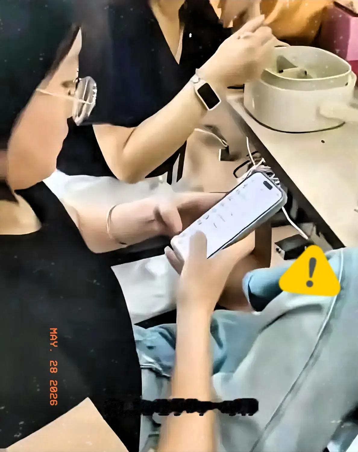 这事儿真挺有意思的，很多人看视频光顾着生气了，却忽略了一个细思极恐的细节。那