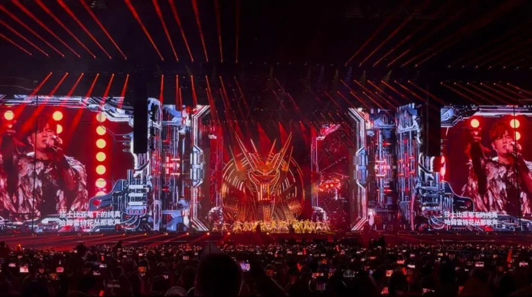 4月3日晚，杭州奥体中心体育场，暴雨中的周杰伦杭州演唱会，引发了众多歌迷的不满，