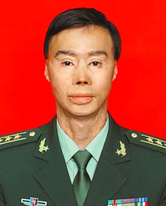 🌛1995年，19岁战士梁强坐大巴返回部队，途中司机加油，梁强看到司机的举