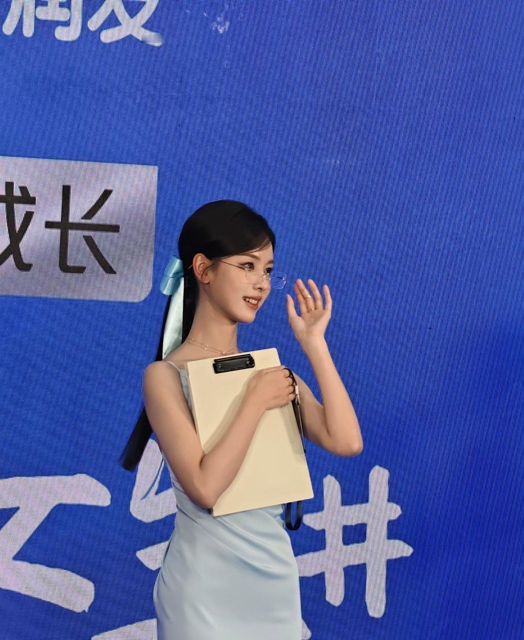 陈都灵生图长这样啥意思从“怕粉丝修图太累”的调侃，到“生即神图”的评价——陈都灵