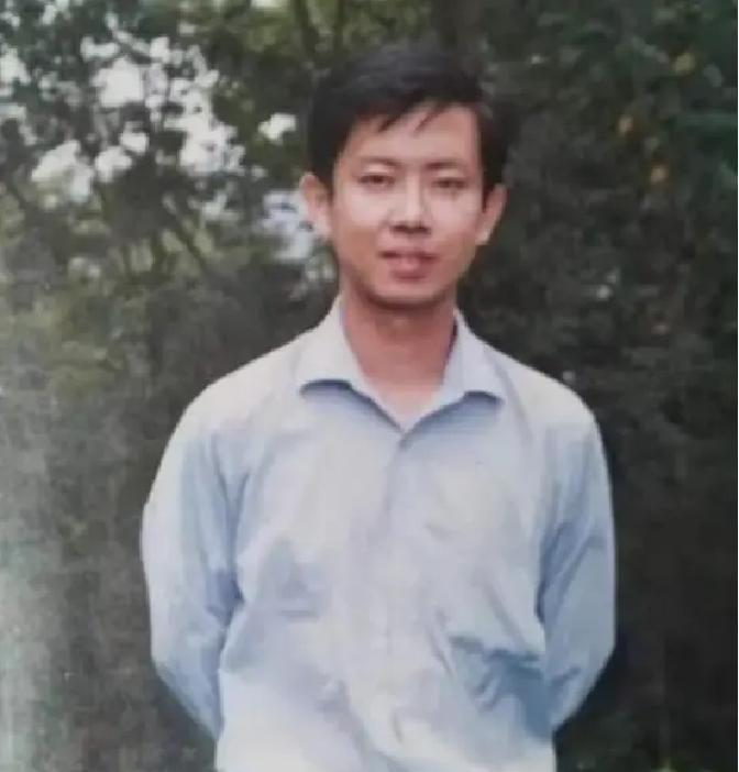 周安员老师是安徽望江县的一名乡村教师，教了19年书。2019年7月，他因为管学生