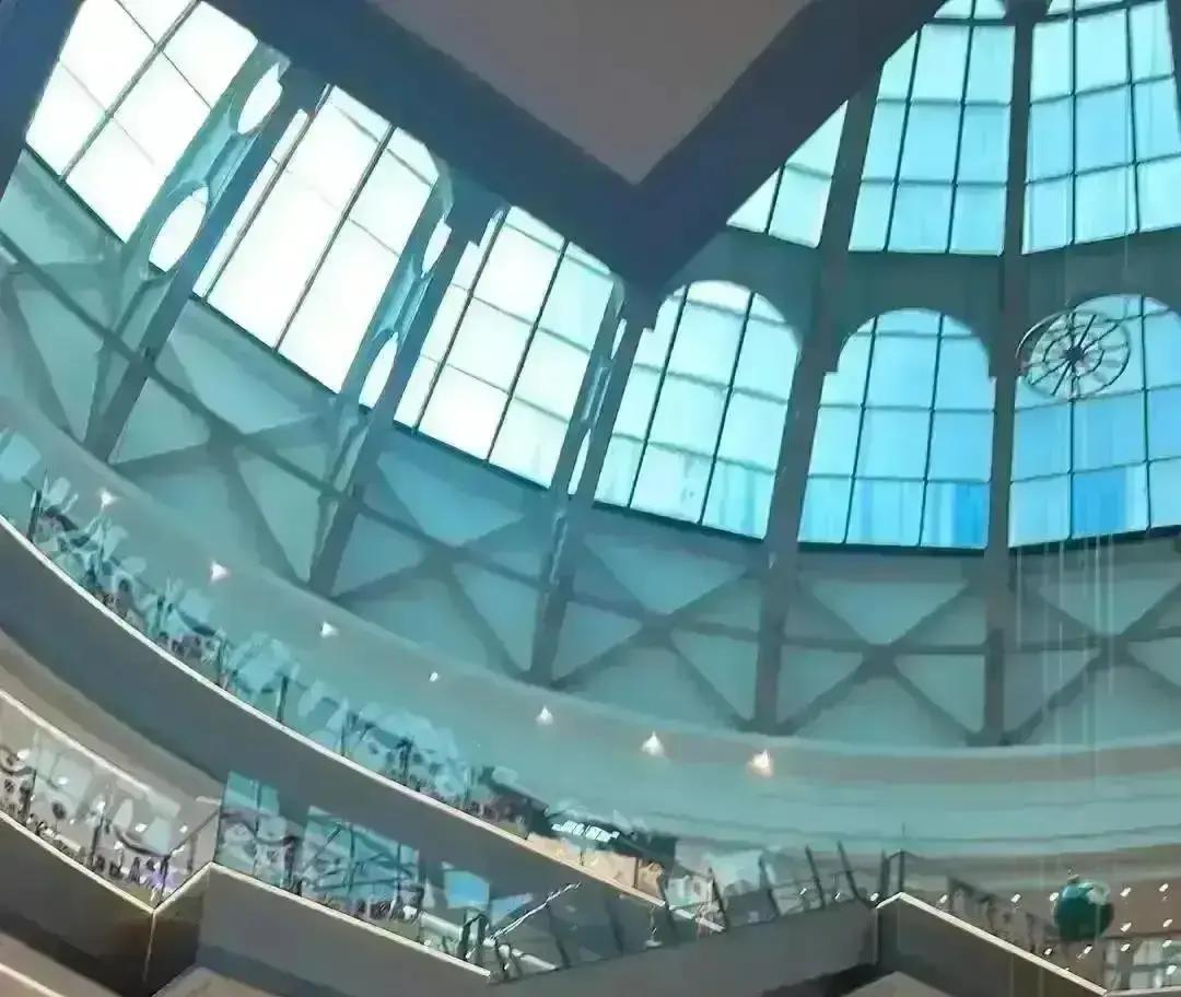 上海恒隆LV店里，一位妈妈一口气刷卡五万提走三十只Nano小包，说是给儿子出国当