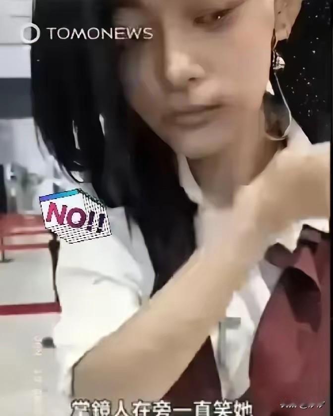 浦东机场的华裔女孩大吵大闹！就因为机场的工作人员没有给她讲英文，她就生气了！