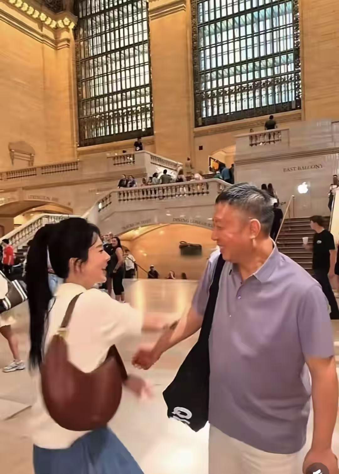 杨紫跟父母的一张近照，引发热议！7月19日，杨紫因在深夜晒了一张跟父母在纽约