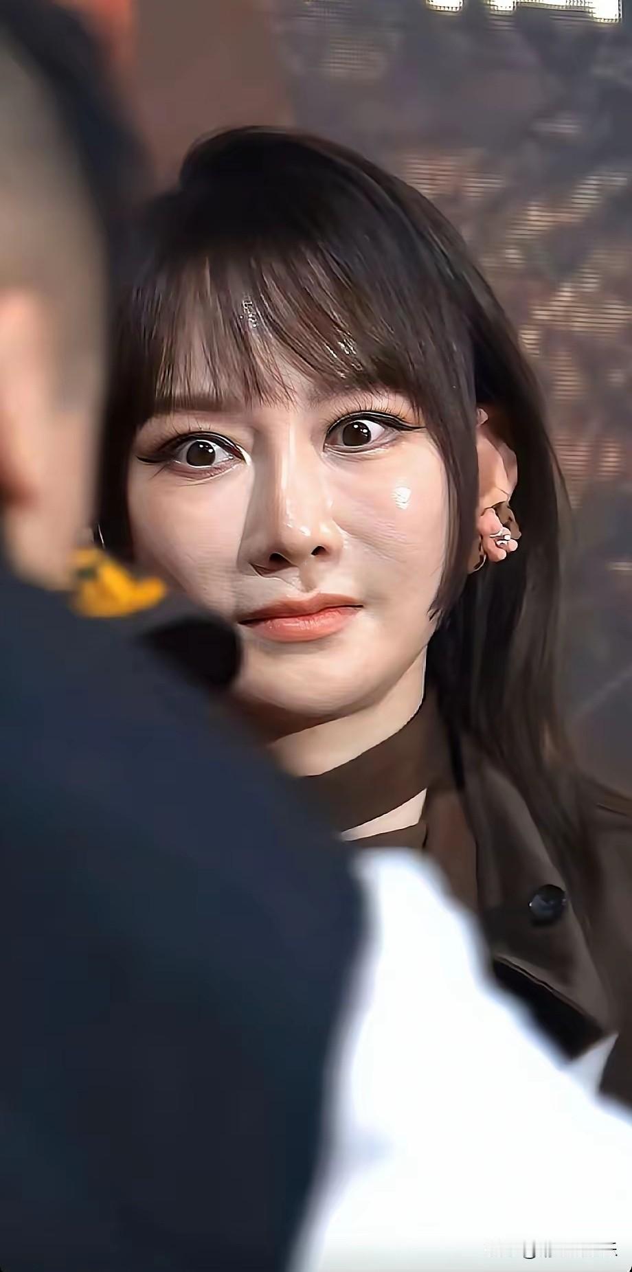 第一眼真没认出来，原来医美的尽头是假面到像个陌生人，让人不敢认，比起奇怪僵