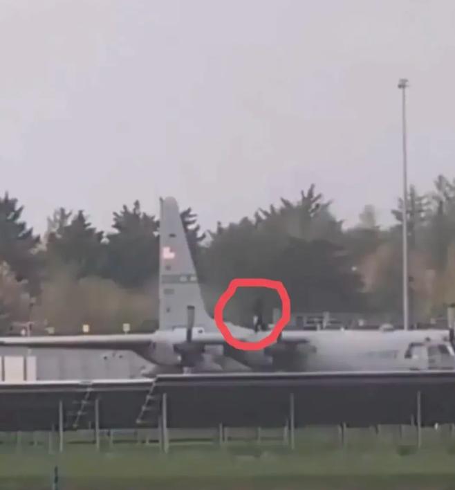 一把斧头砸烂7500万美元的美国军机，美国霸权最后的遮羞布被砸得稀碎。4月11日